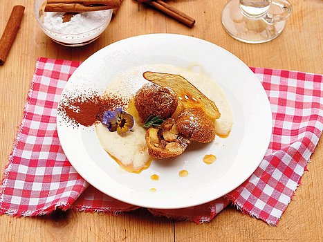 Gebackene Apfelknödel