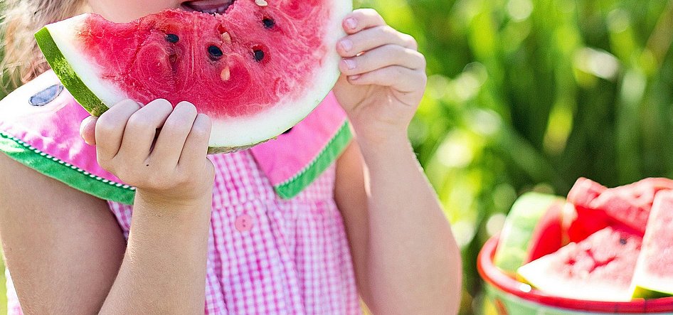 Kind isst Wassermelone