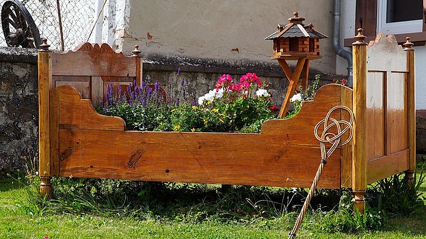 Bett als Blumenbeet