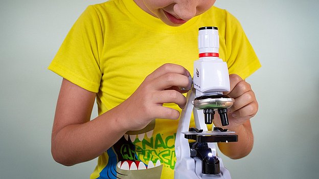 Kind mit Mikroskop