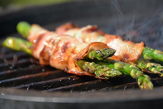 Spargel im Speckmantel